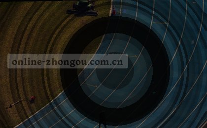 比分牌红蓝闪烁,数字在球场大屏跳动。